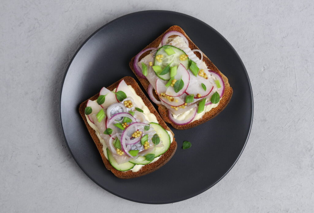 2 rye breads with mayonnaise